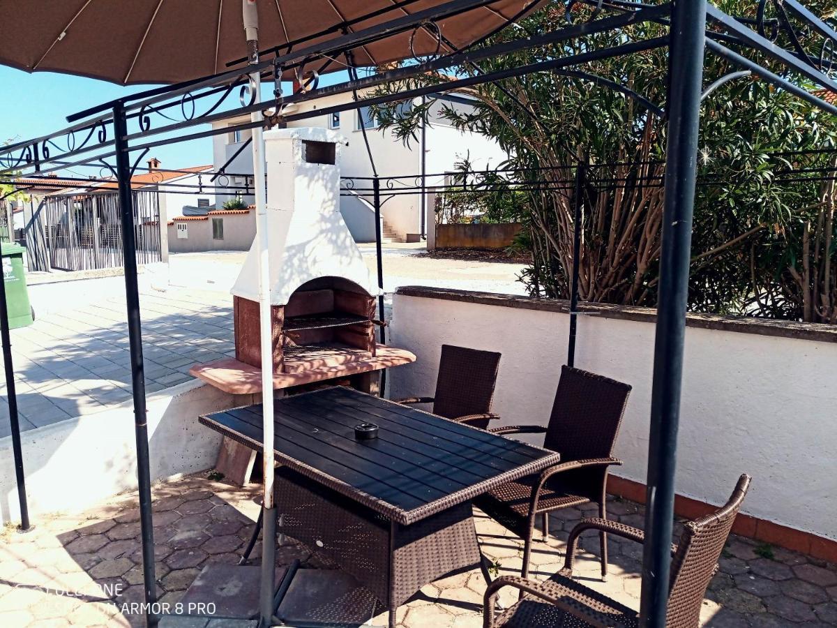 Abelia Pool View *